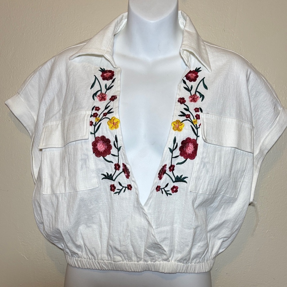 AKIRA White Floral Embroidered Blouse